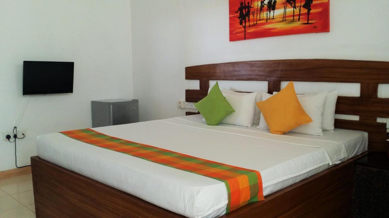 Maple Leaf Hotel Negombo Eksteriør billede